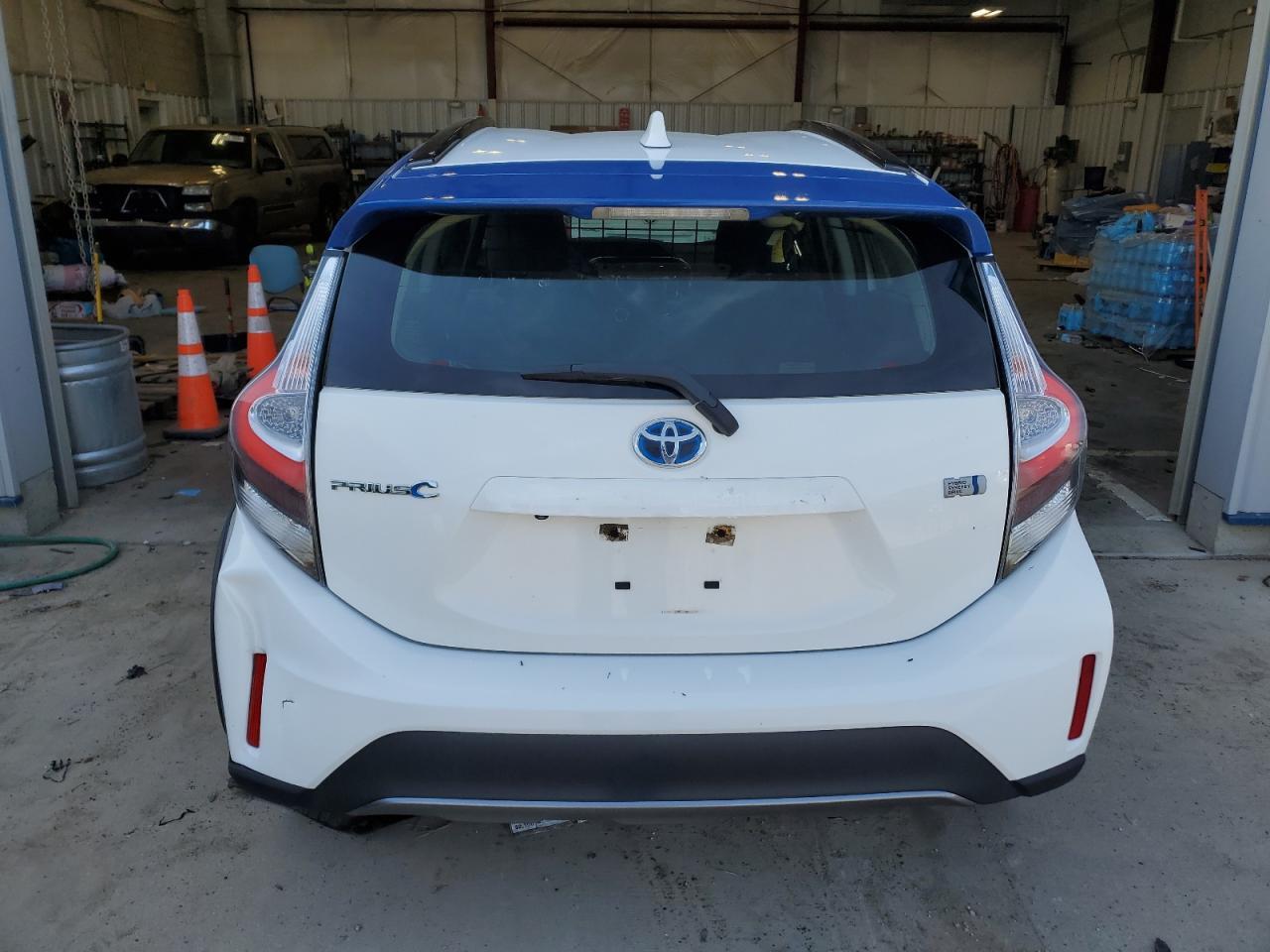 2018 TOYOTA PRIUS C - Image 6