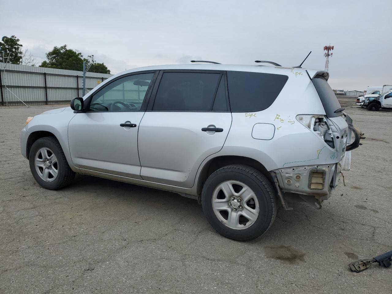 2011 TOYOTA RAV4 - Фото 2