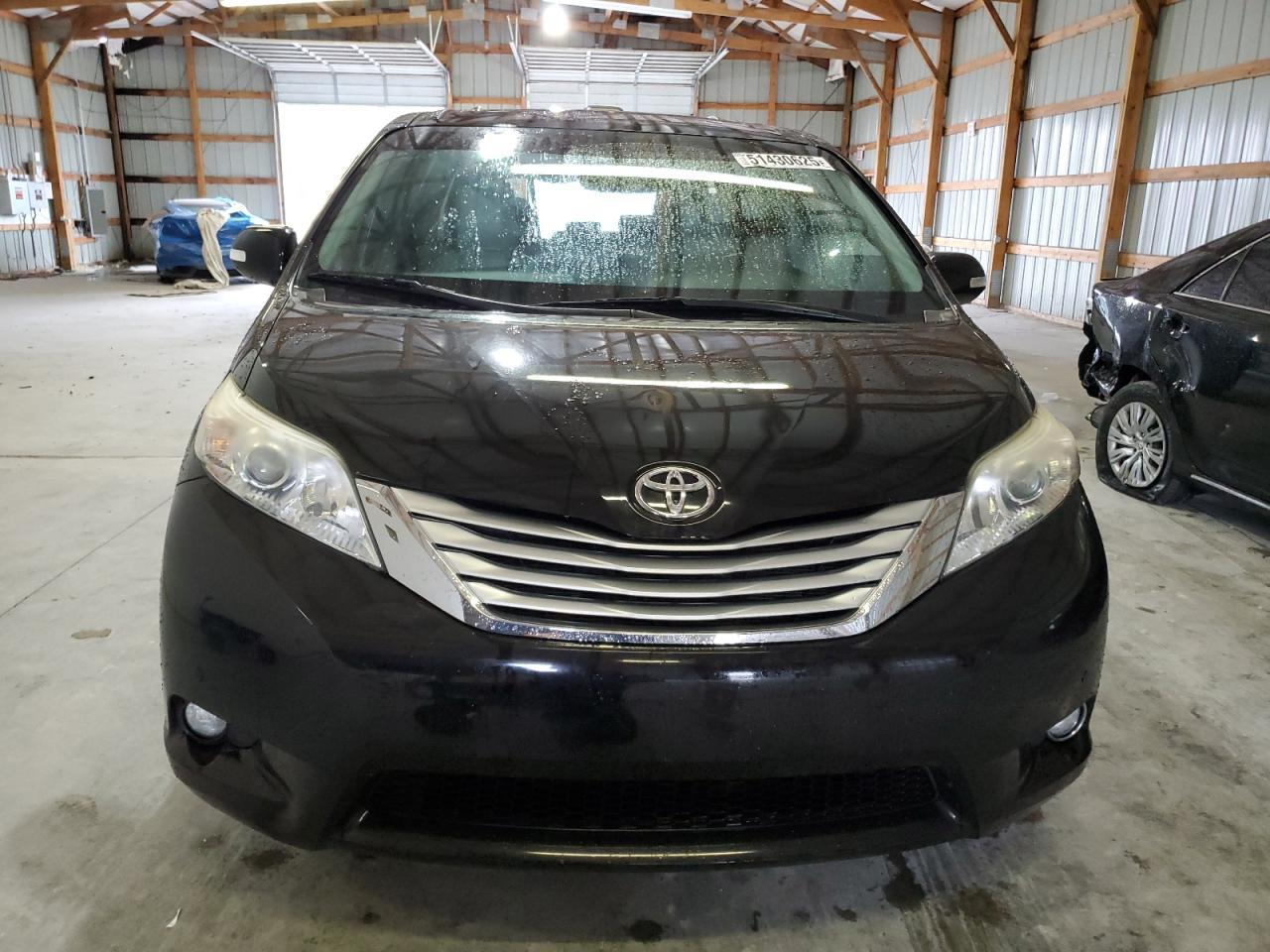 2013 TOYOTA SIENNA XLE - Image 5