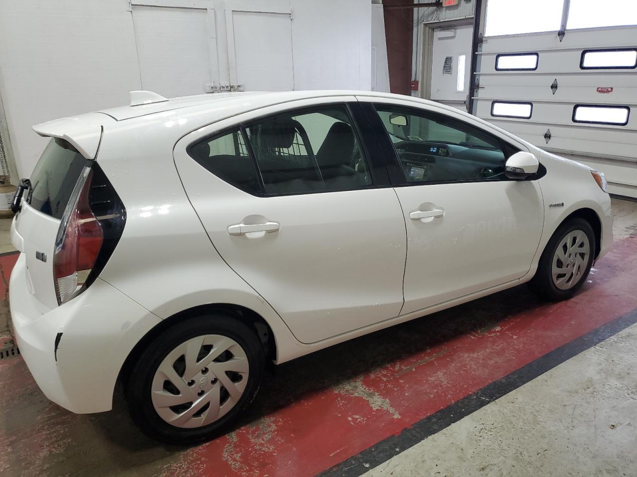 2016 TOYOTA PRIUS C - Фото 3