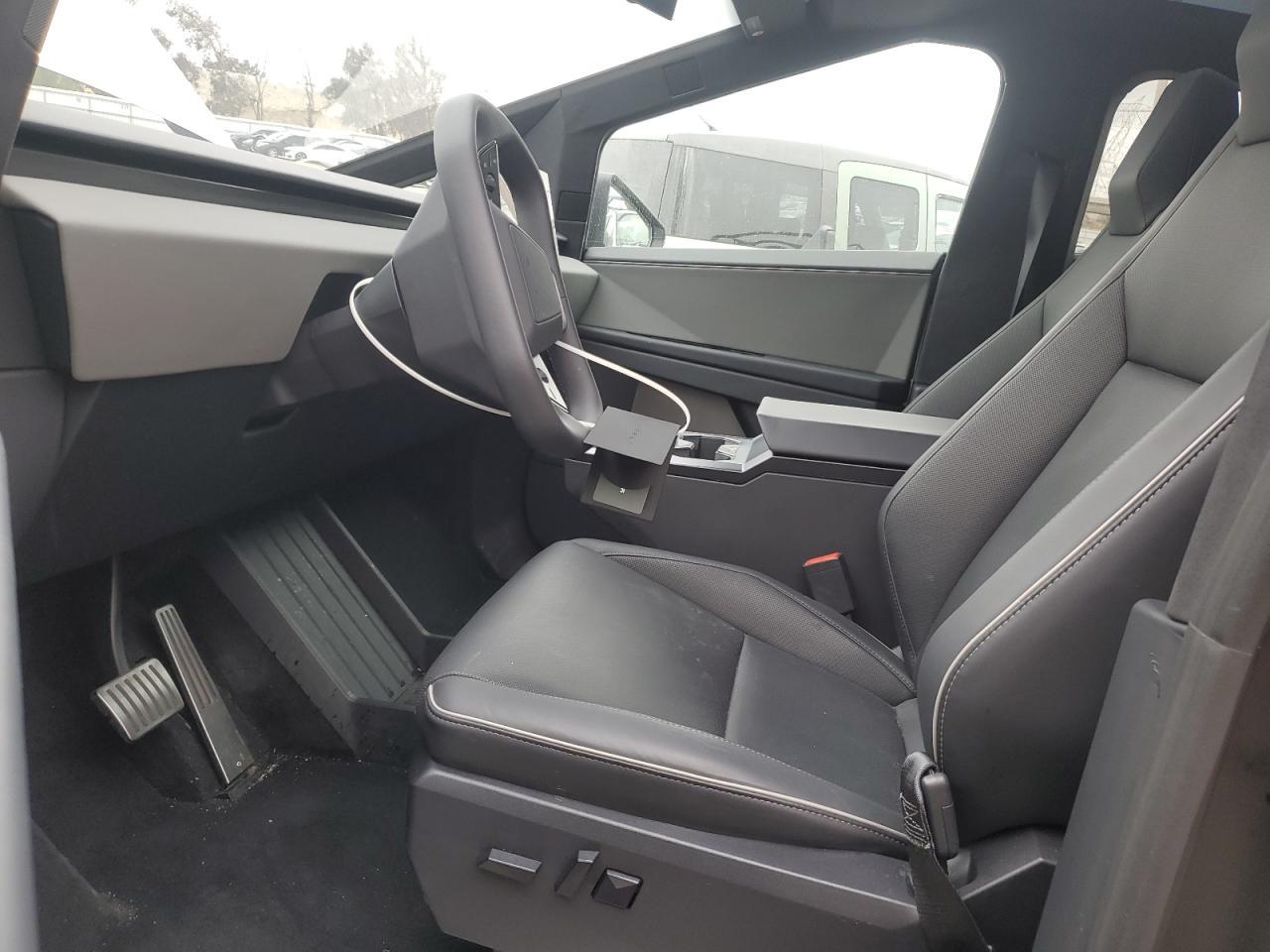 2024 TESLA CYBERTRUCK - Image 7