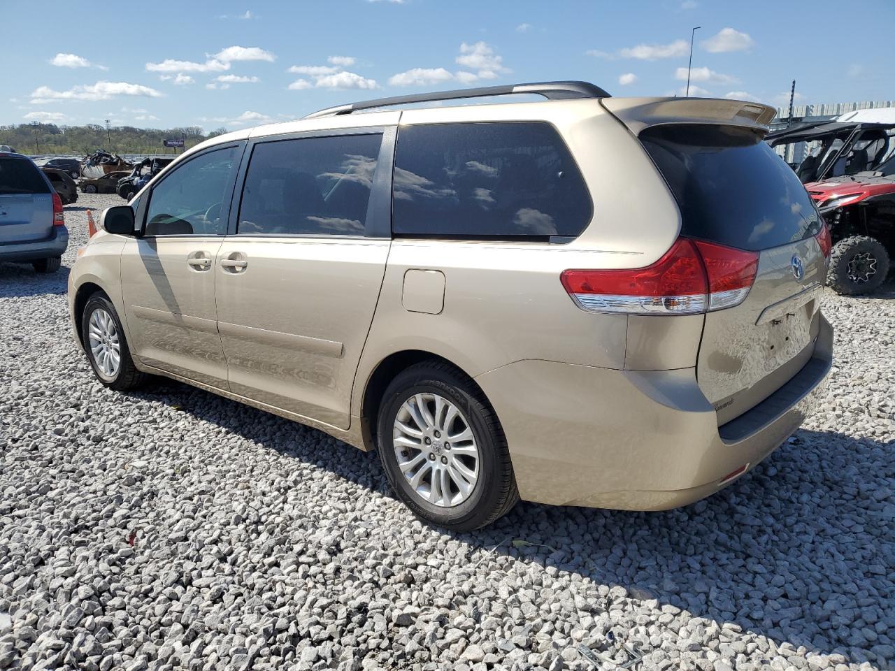 2011 TOYOTA SIENNA XLE - Фото 2