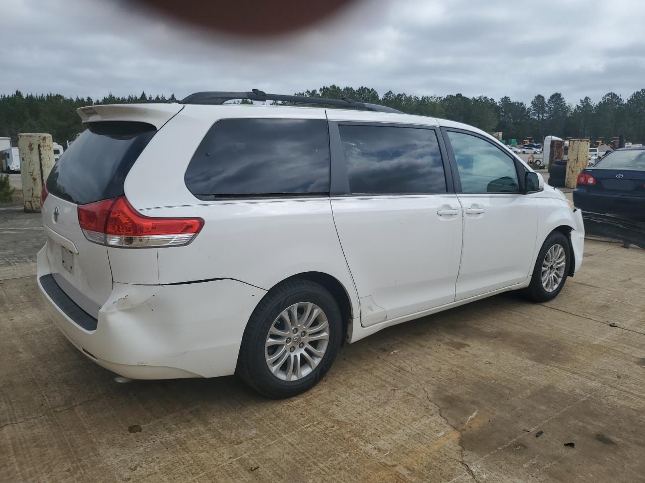 2013 TOYOTA SIENNA XLE - Image 3