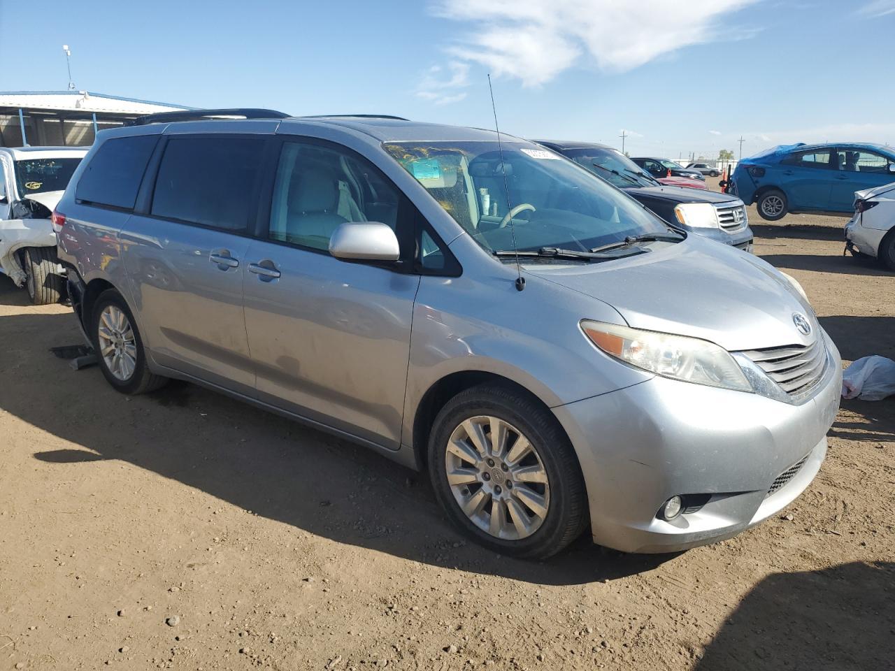 2011 TOYOTA SIENNA XLE - Фото 4