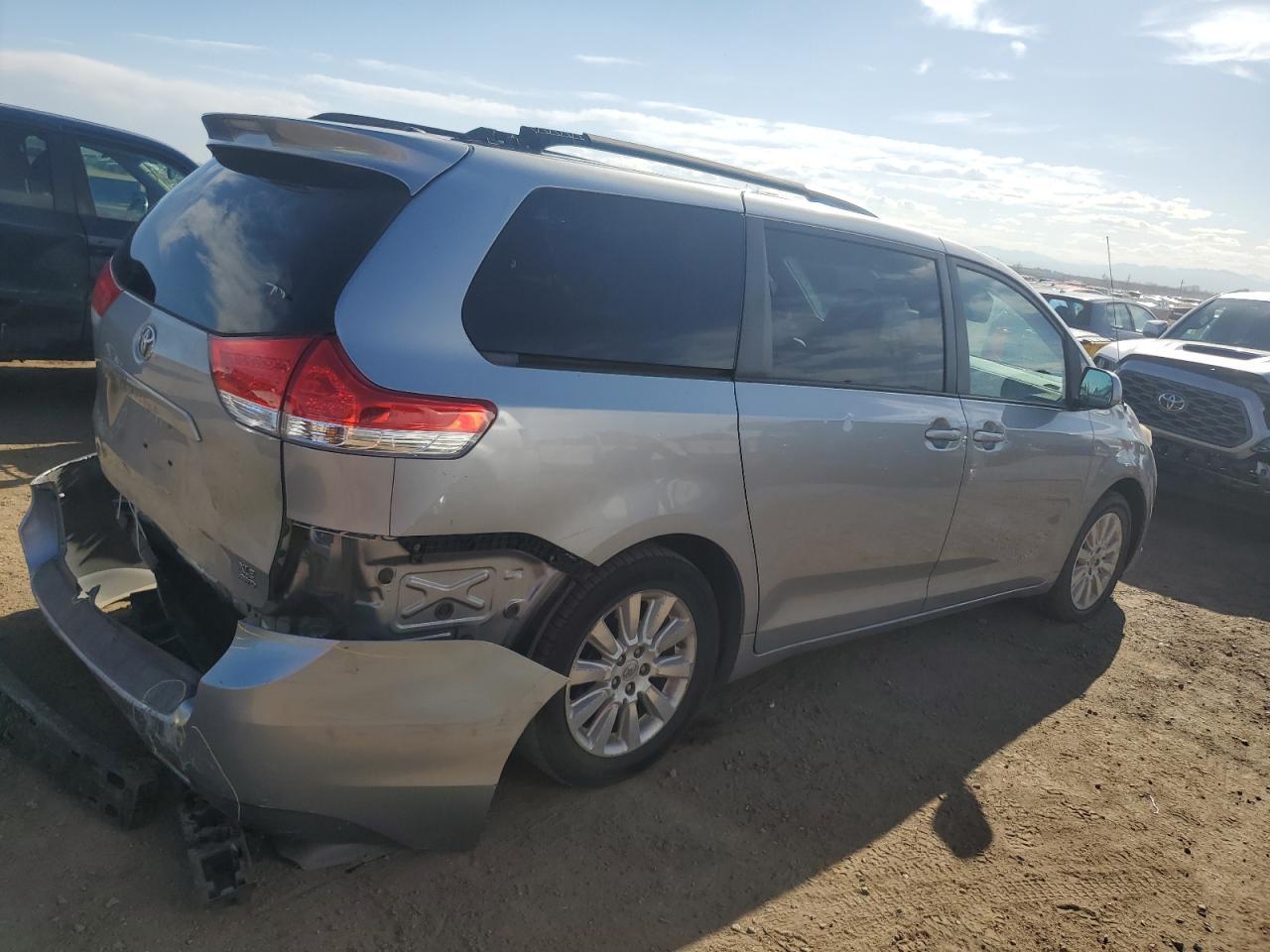 2011 TOYOTA SIENNA XLE - Фото 3