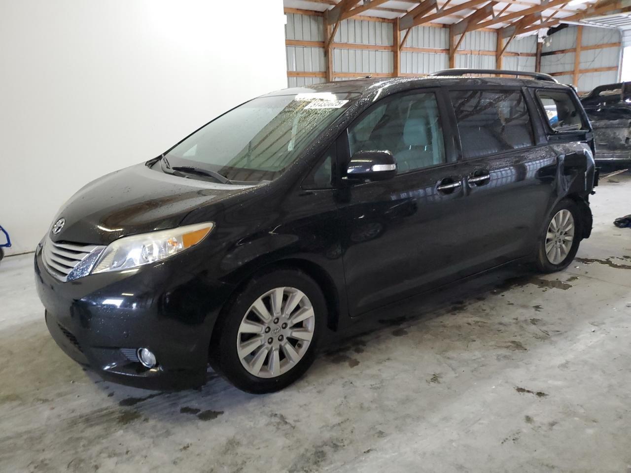 2013 TOYOTA SIENNA XLE