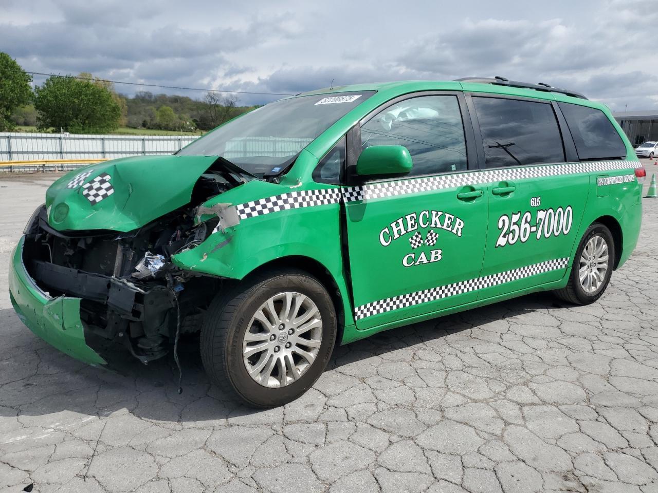 2013 TOYOTA SIENNA XLE