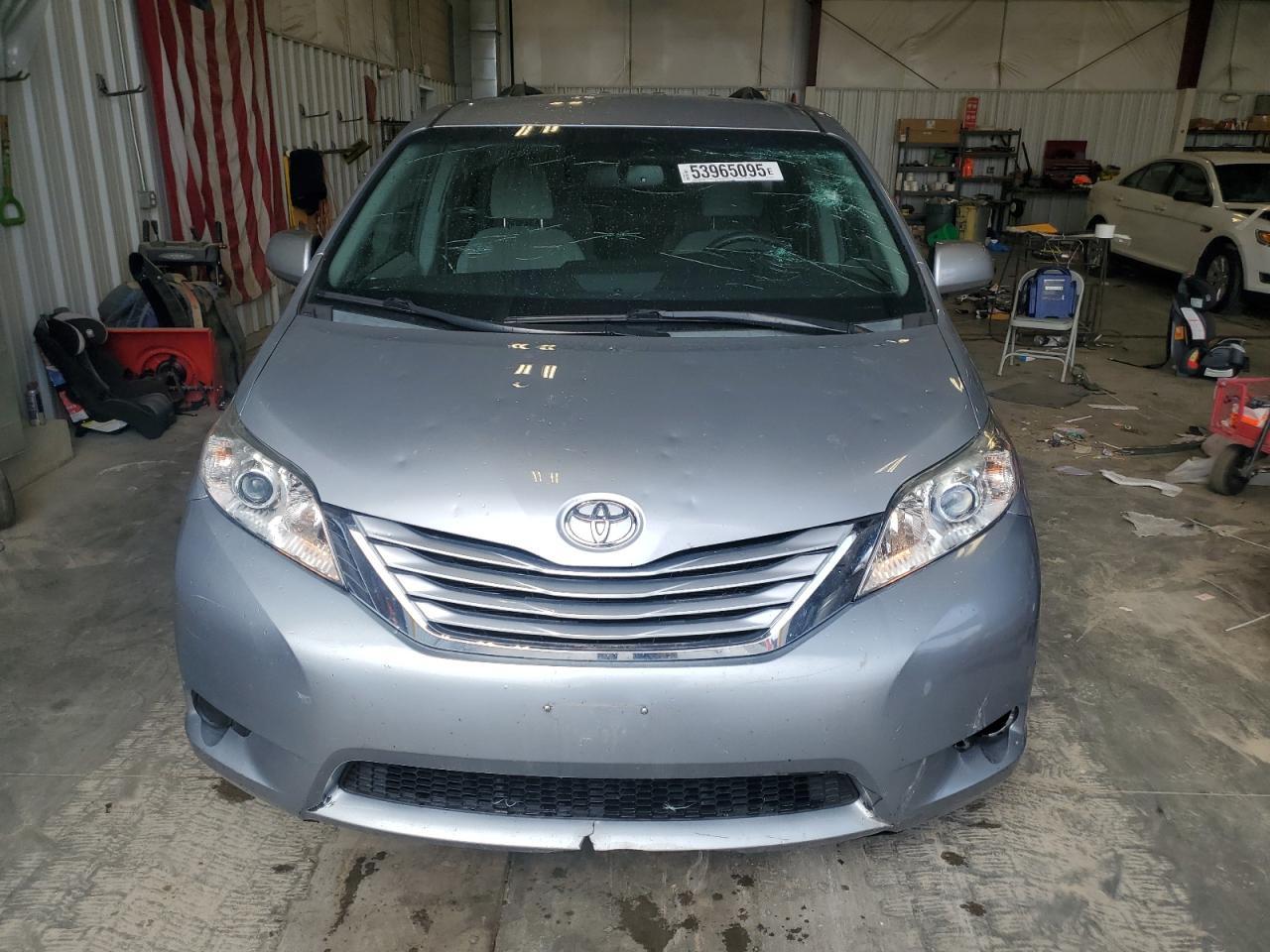 2015 TOYOTA SIENNA LE - Фото 5