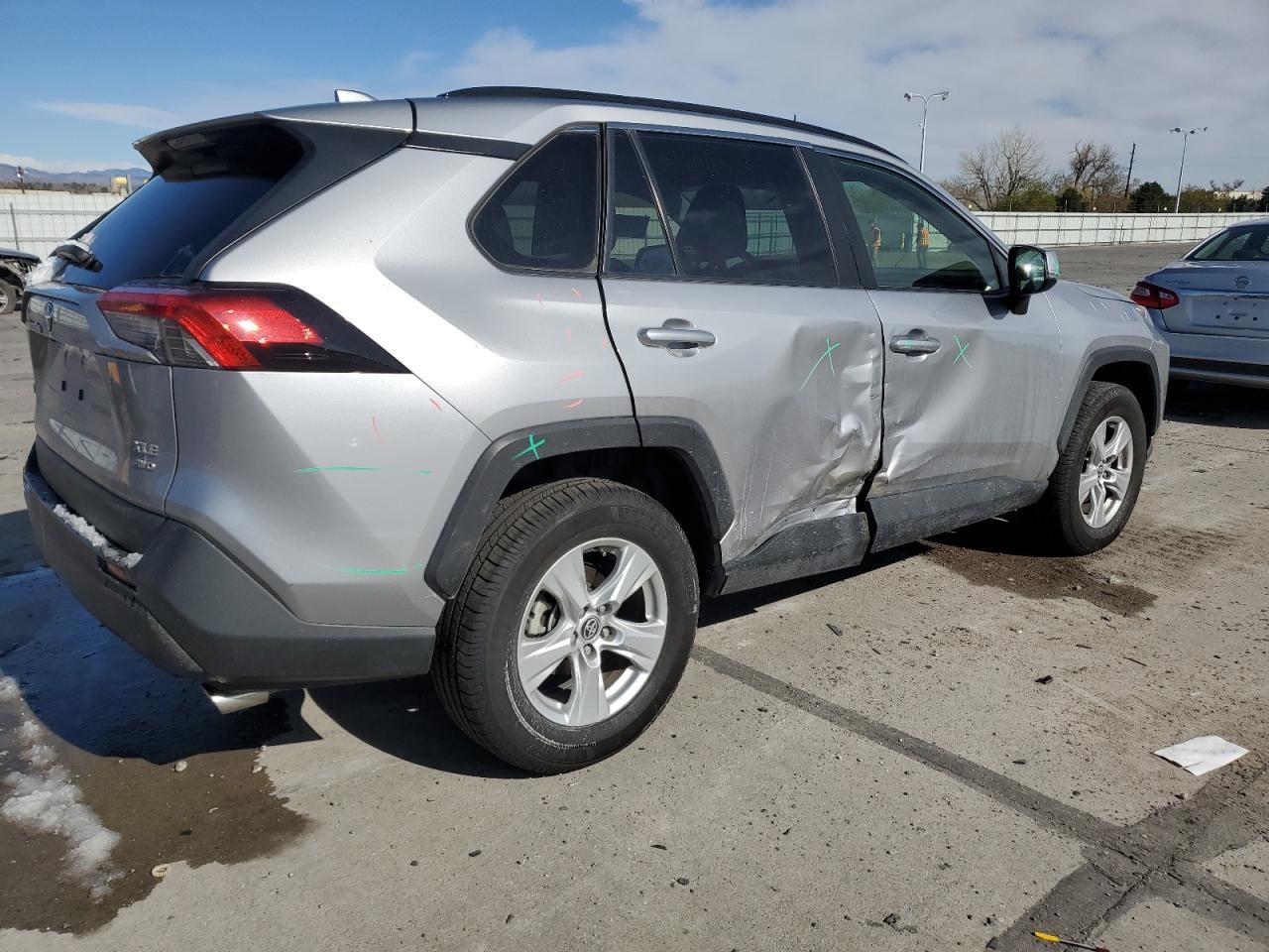 2020 TOYOTA RAV4 XLE - Фото 3