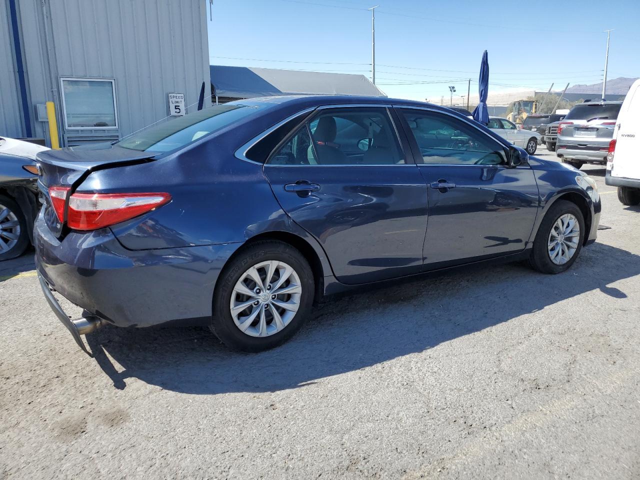 2015 TOYOTA CAMRY LE - Фото 3