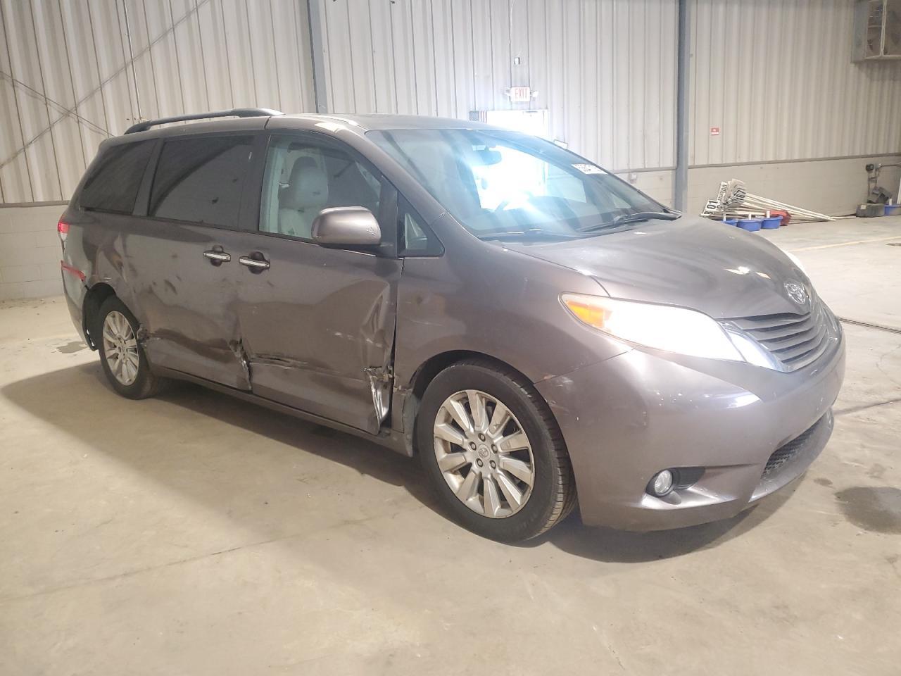 2011 TOYOTA SIENNA XLE - Фото 4