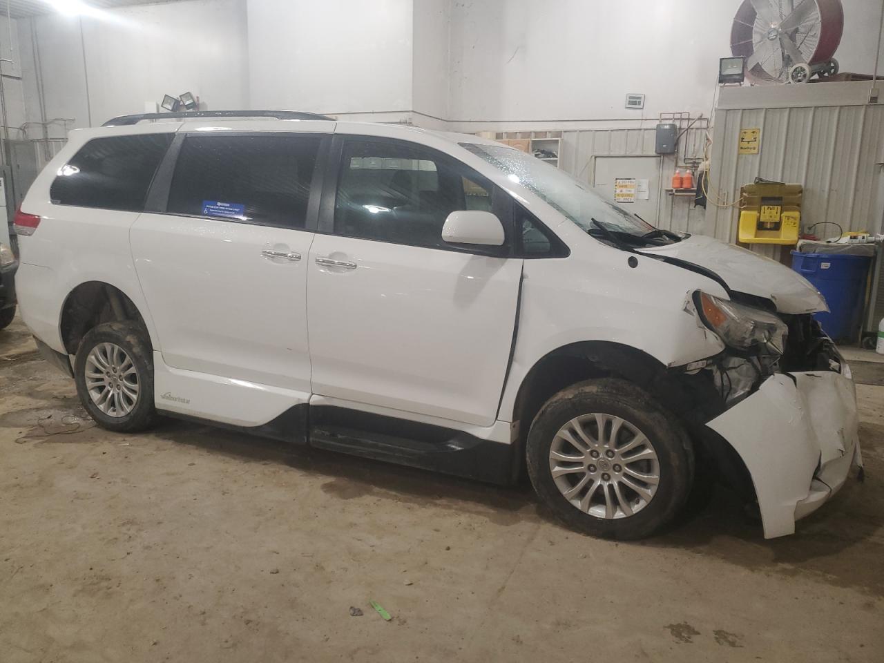 2013 TOYOTA SIENNA XLE - Image 4