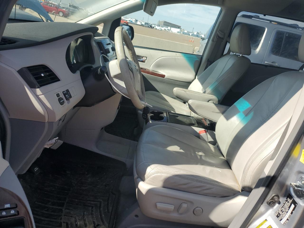2011 TOYOTA SIENNA XLE - Фото 7