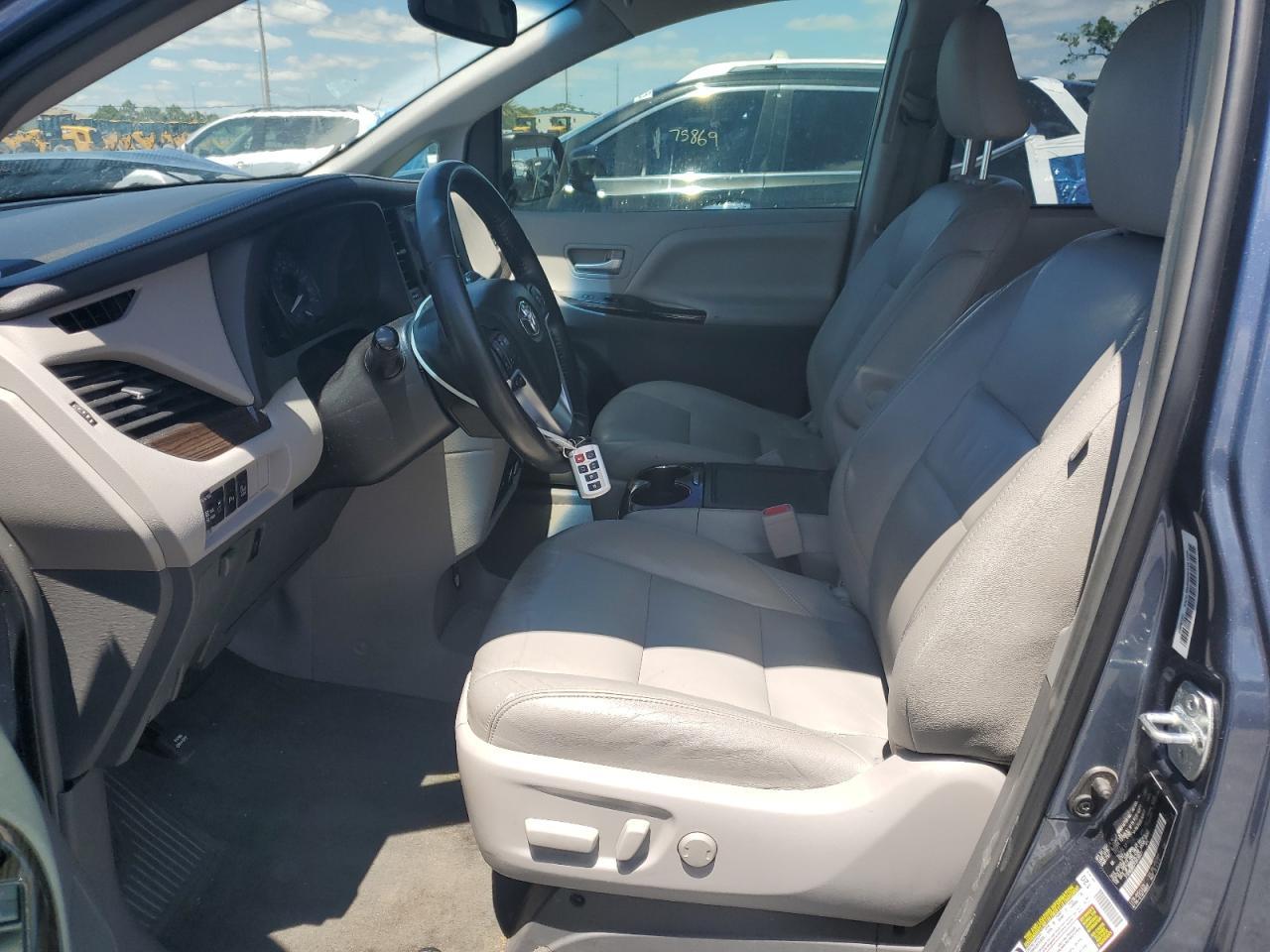 2015 TOYOTA SIENNA XLE - Image 7