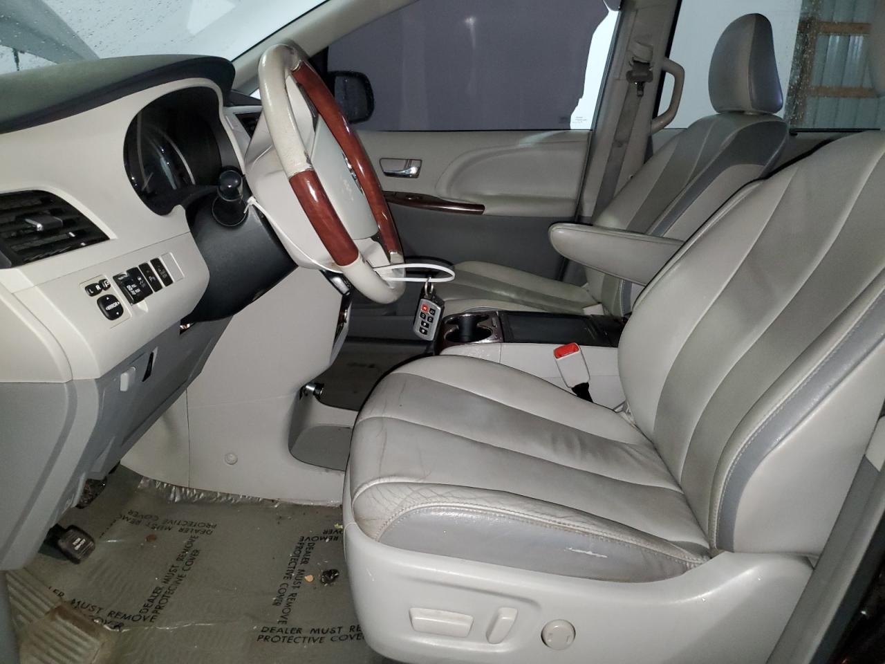 2013 TOYOTA SIENNA XLE - Image 7