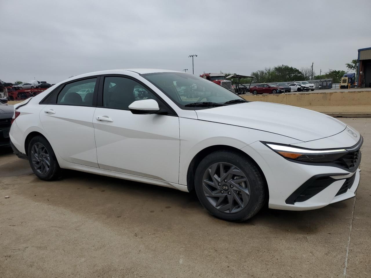 2024 HYUNDAI ELANTRA SE - Image 4