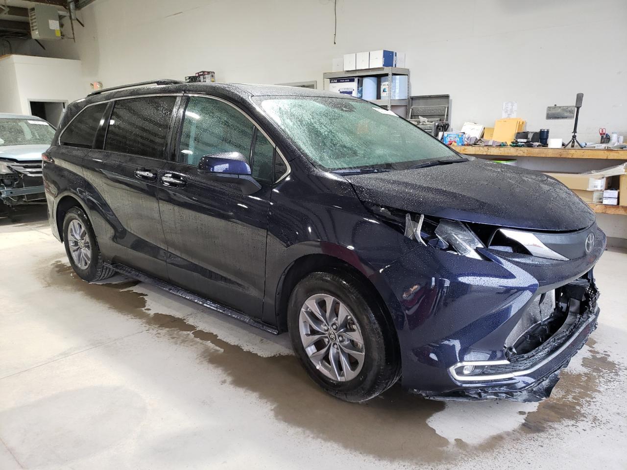 2023 TOYOTA SIENNA XLE - Фото 4