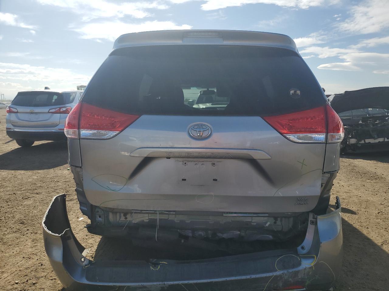2011 TOYOTA SIENNA XLE - Фото 6