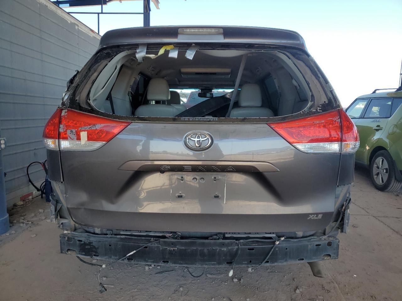 2013 TOYOTA SIENNA XLE - Image 6