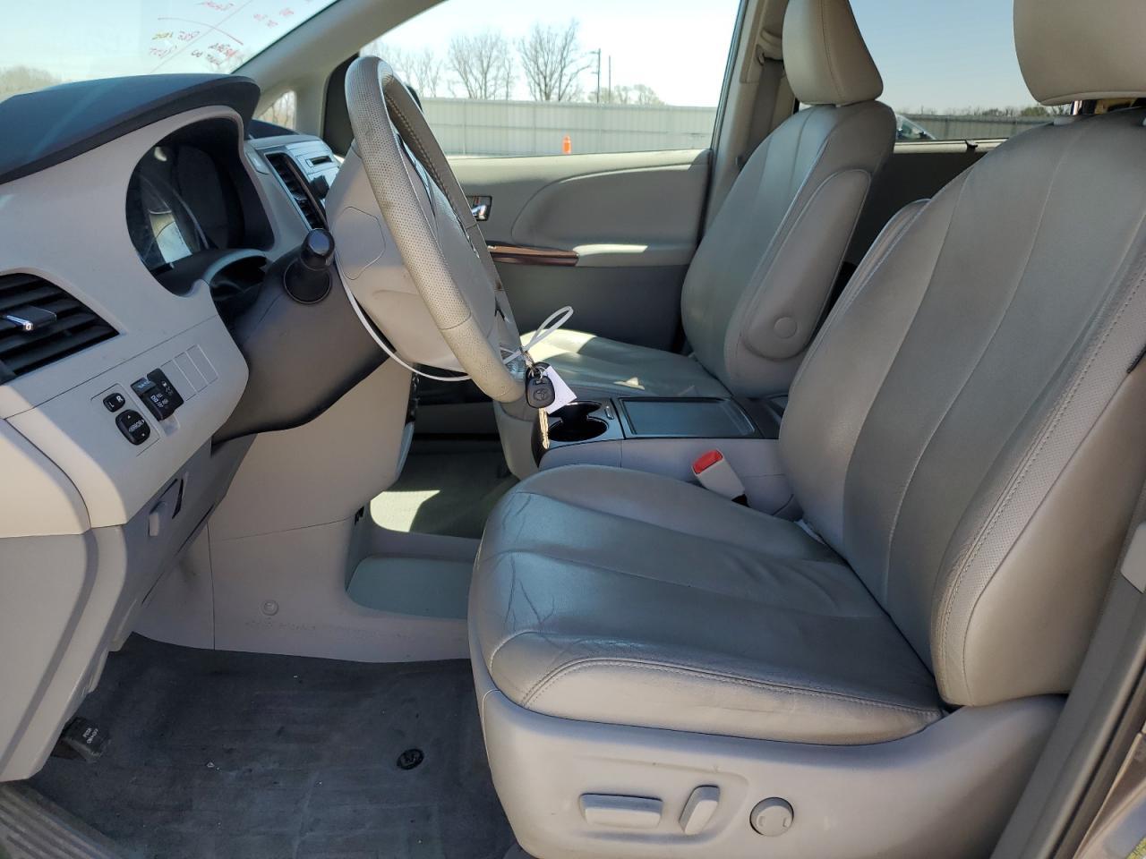 2013 TOYOTA SIENNA XLE - Фото 7