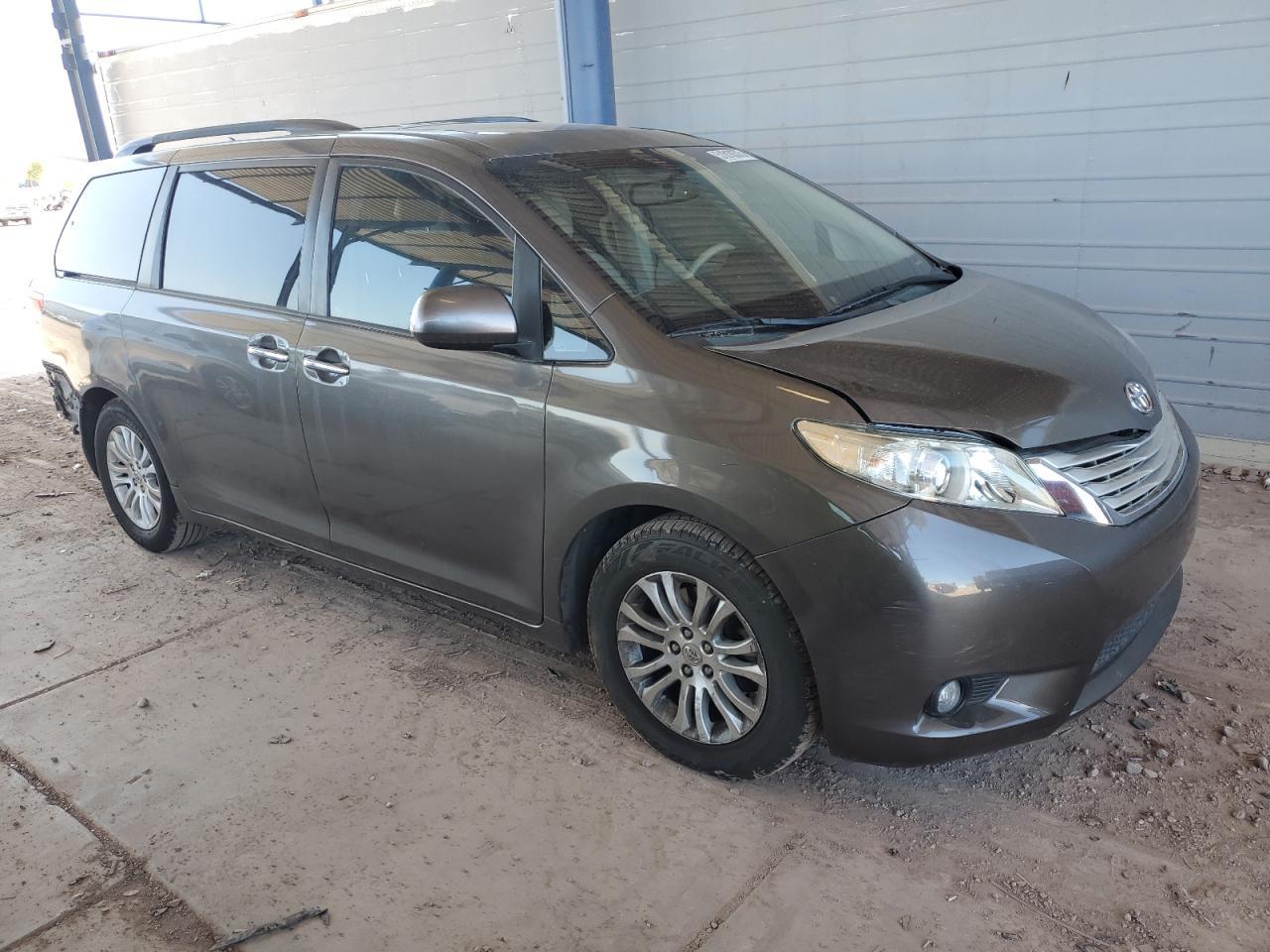 2013 TOYOTA SIENNA XLE - Image 4