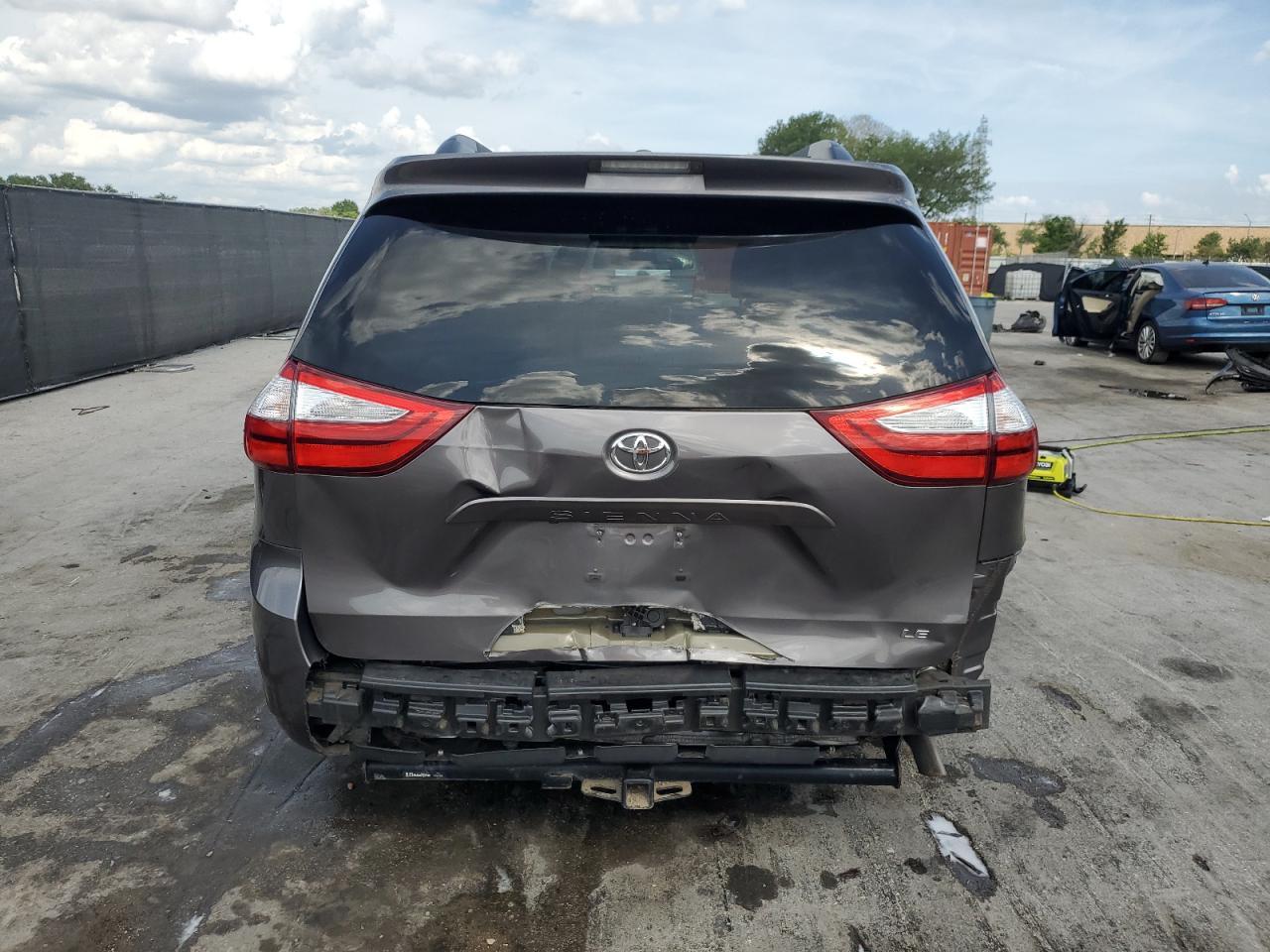 2015 TOYOTA SIENNA LE - Фото 6