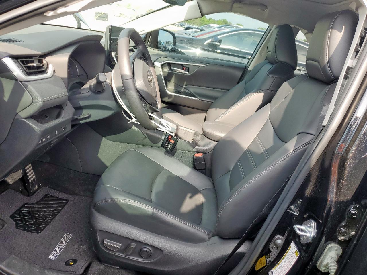 2024 TOYOTA RAV4 XLE P - Фото 7
