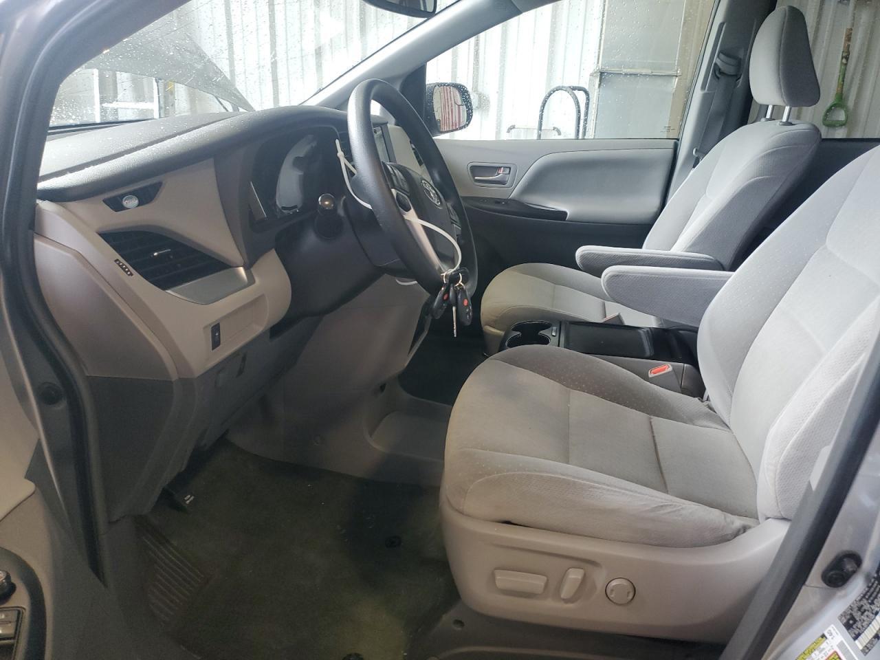 2015 TOYOTA SIENNA LE - Фото 7