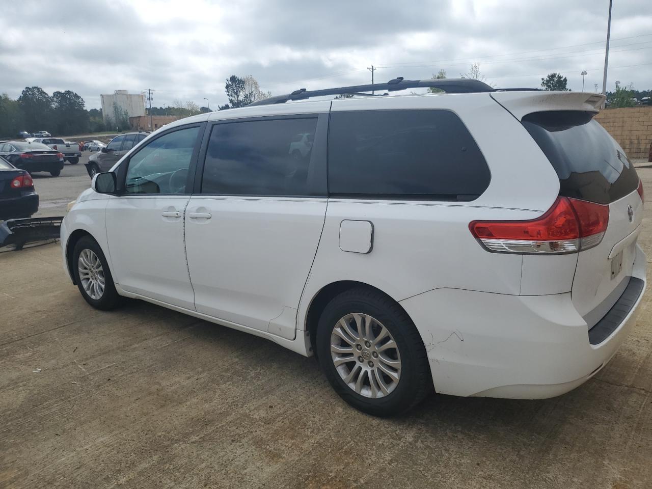 2013 TOYOTA SIENNA XLE - Image 2