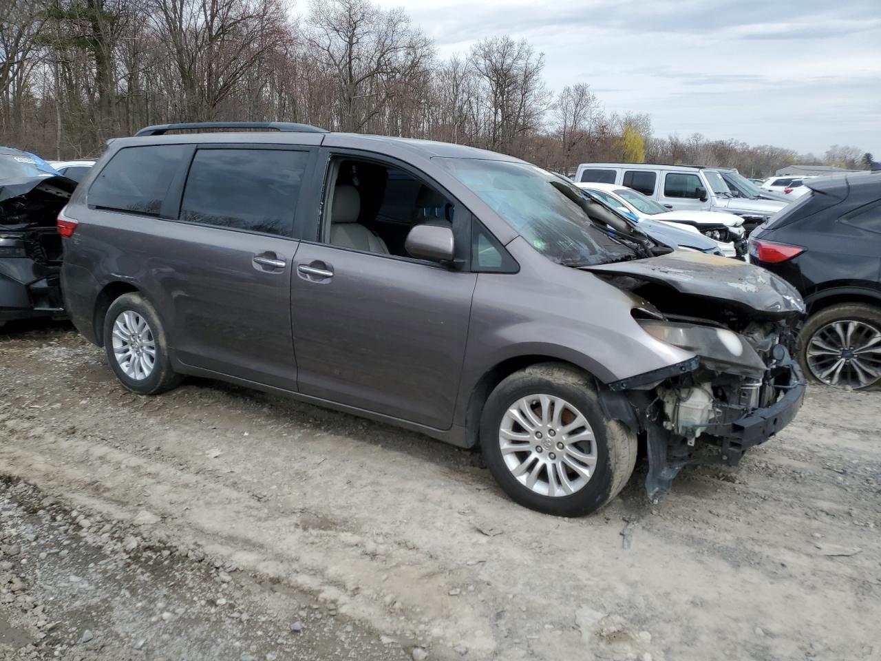 2015 TOYOTA SIENNA XLE - Фото 4