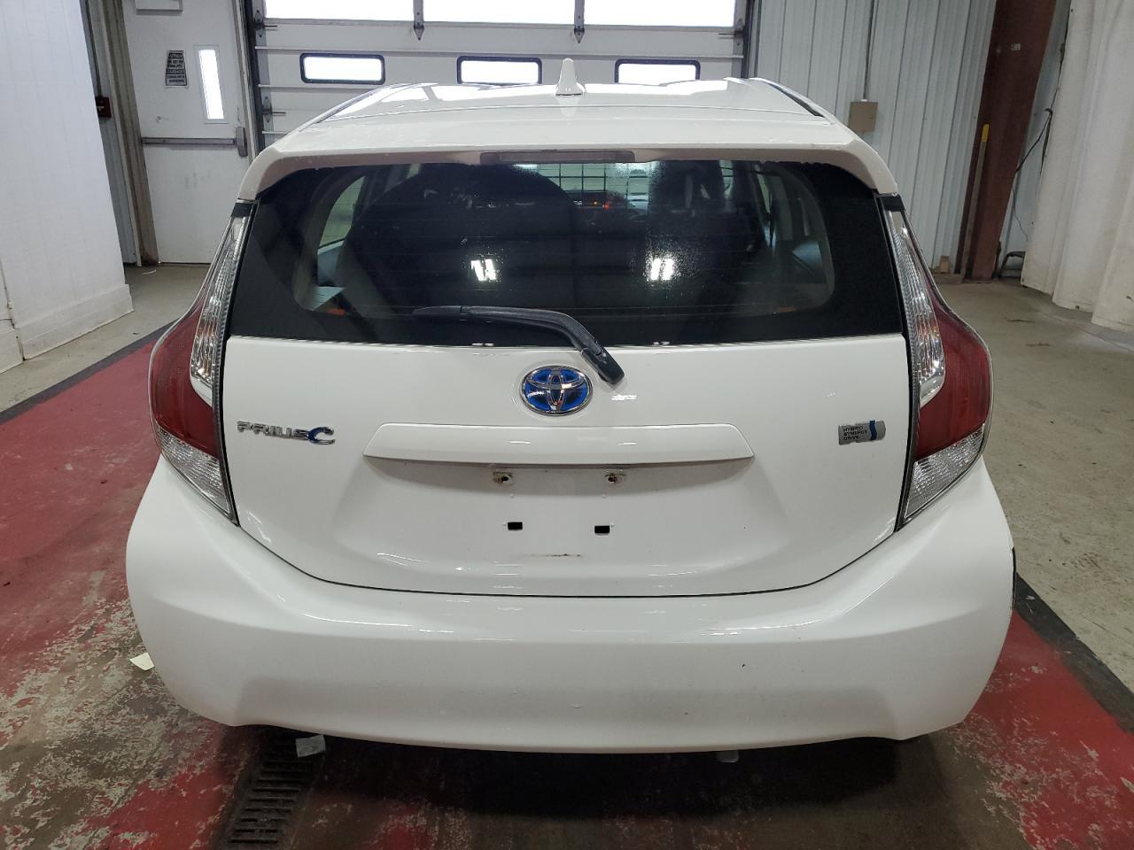 2016 TOYOTA PRIUS C - Фото 6