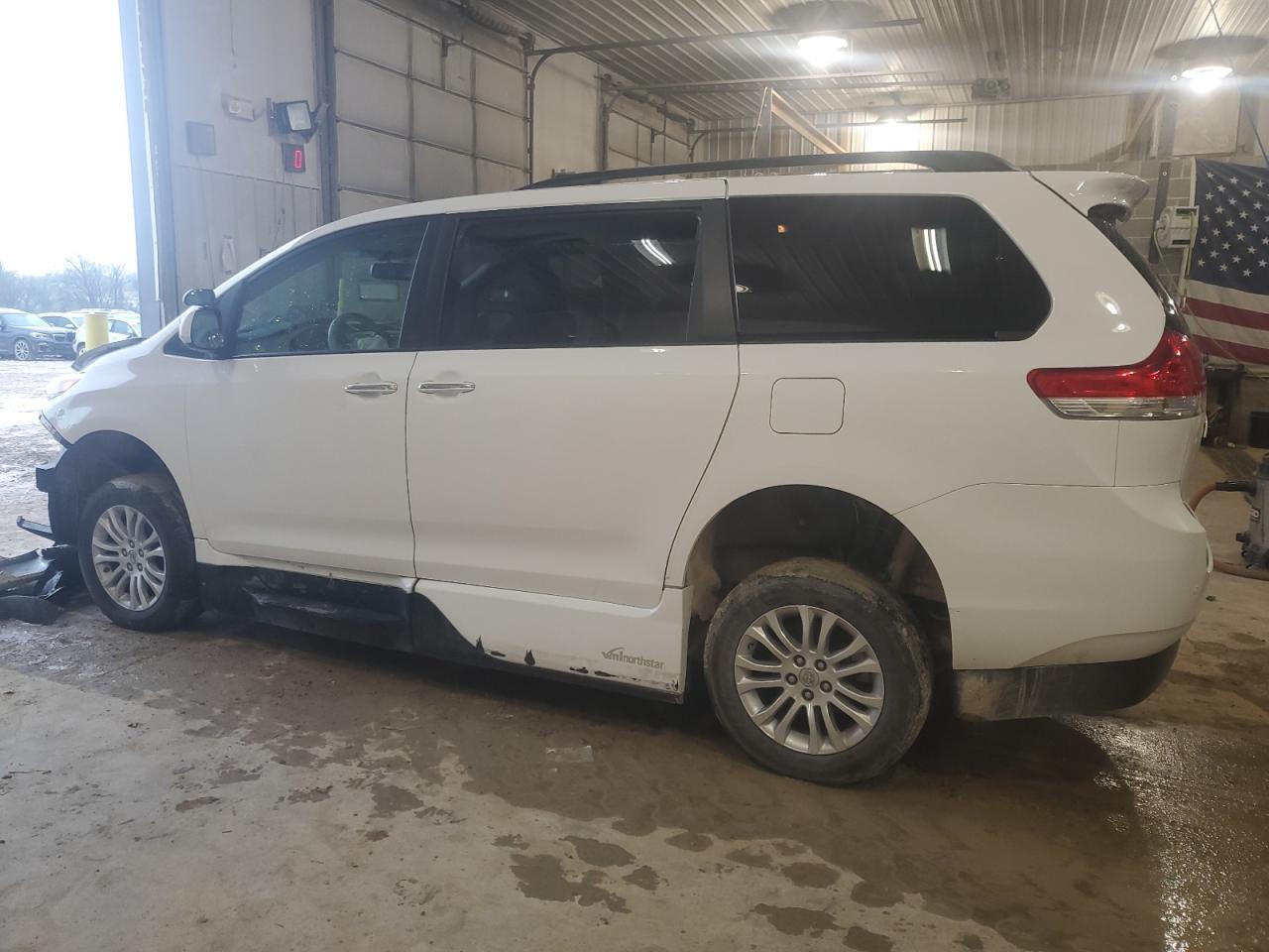 2013 TOYOTA SIENNA XLE - Image 2