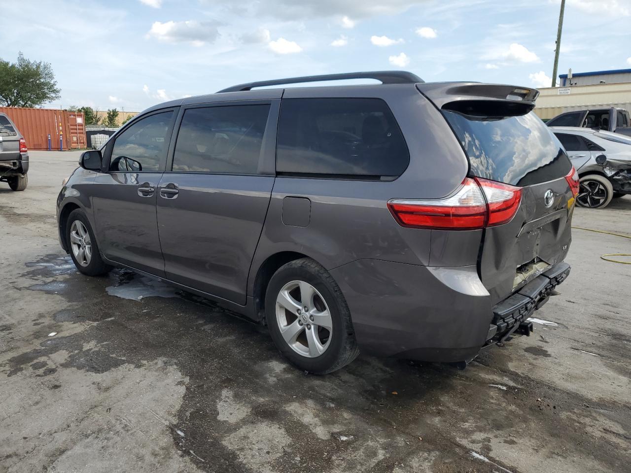 2015 TOYOTA SIENNA LE - Фото 2
