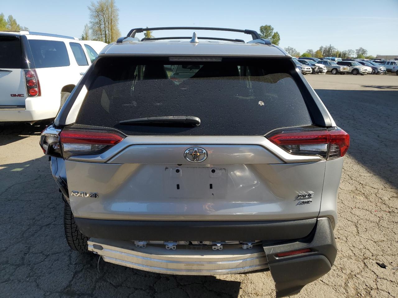 2019 TOYOTA RAV4 XLE P - Фото 6