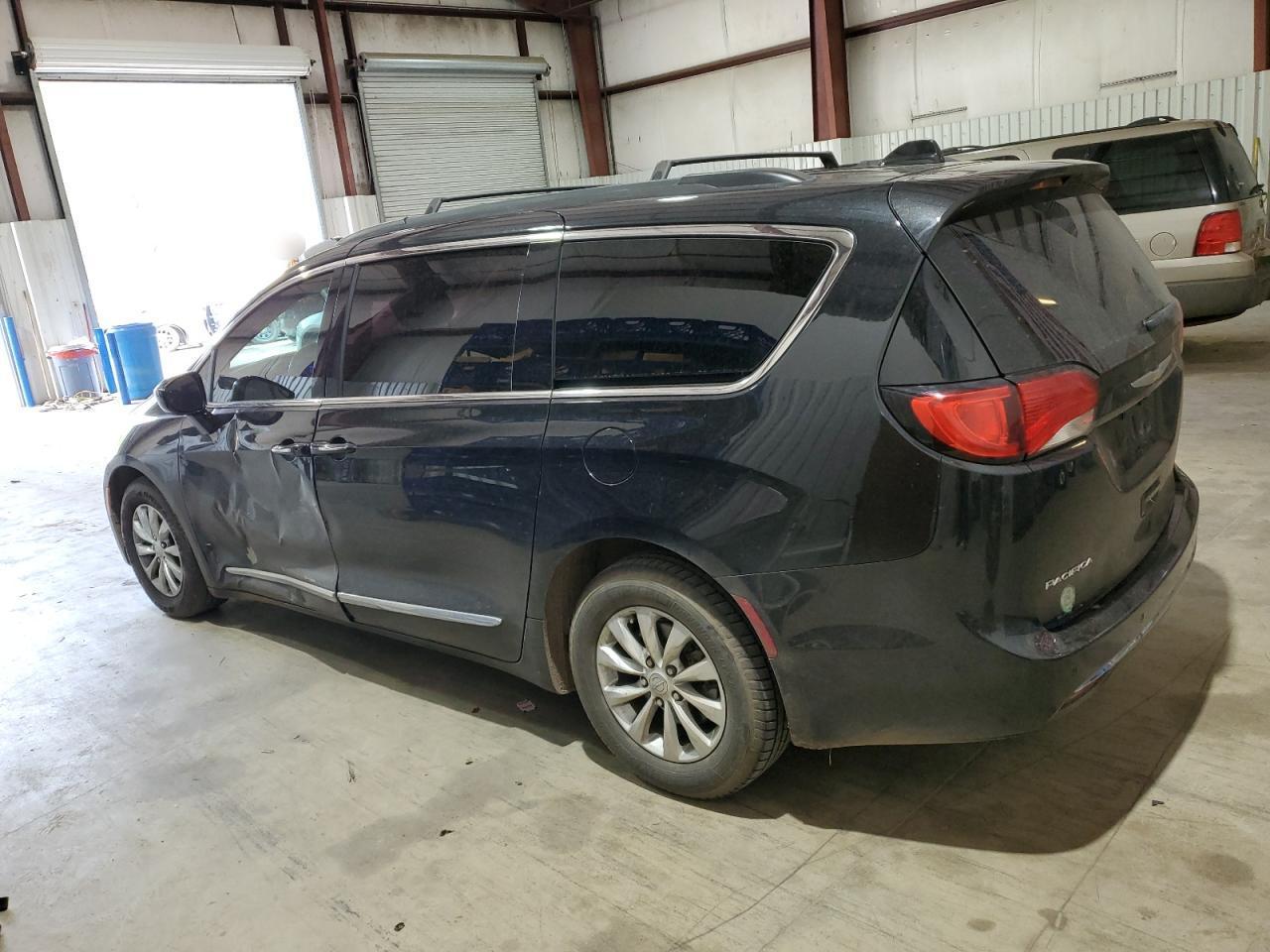 2017 CHRYSLER PACIFICA T - Image 2