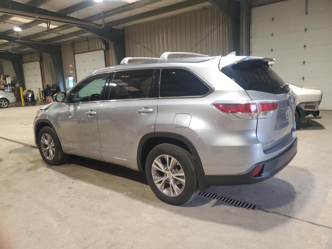 2015 TOYOTA HIGHLANDER - Image 2
