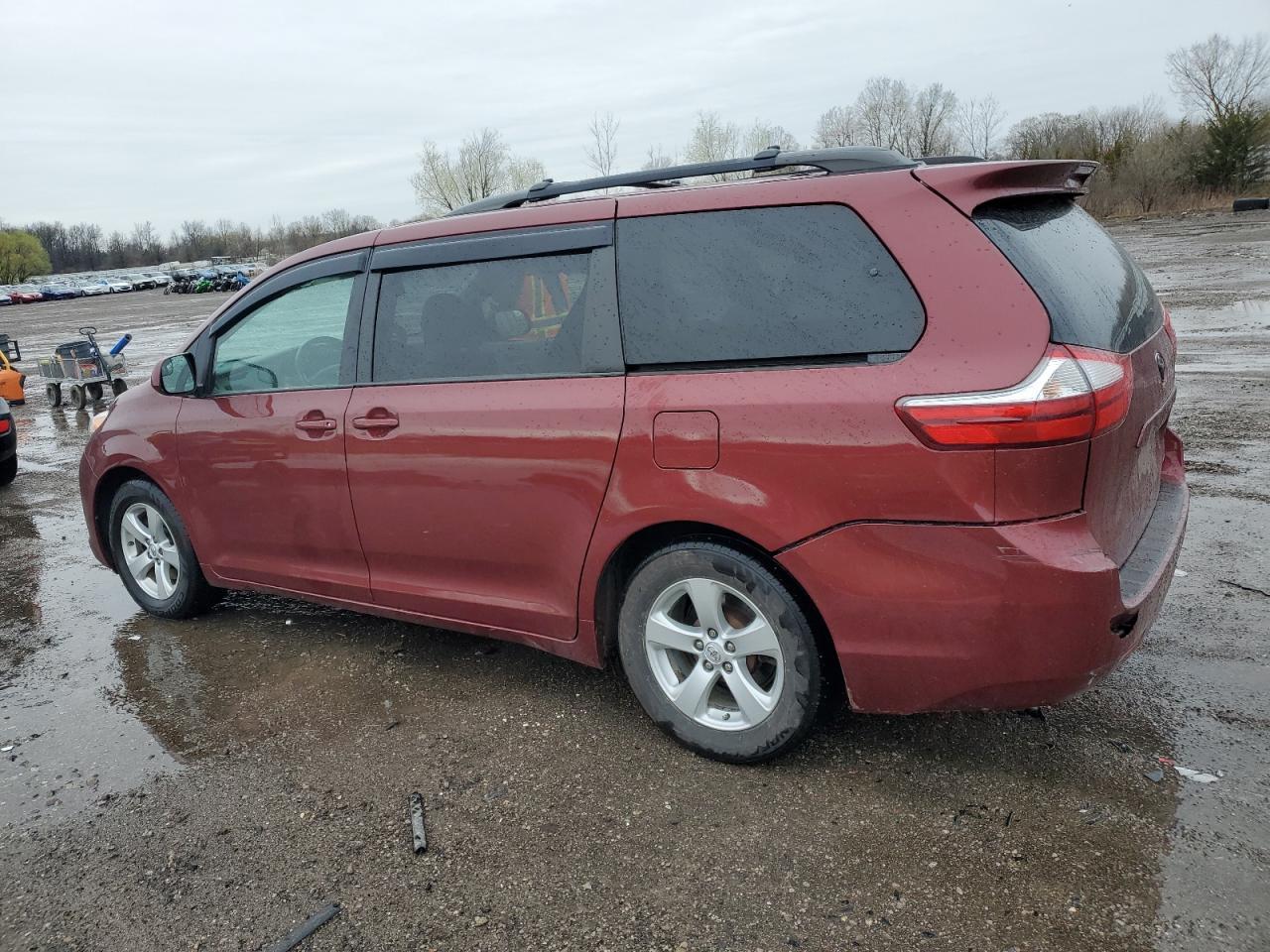 2015 TOYOTA SIENNA LE - Фото 2