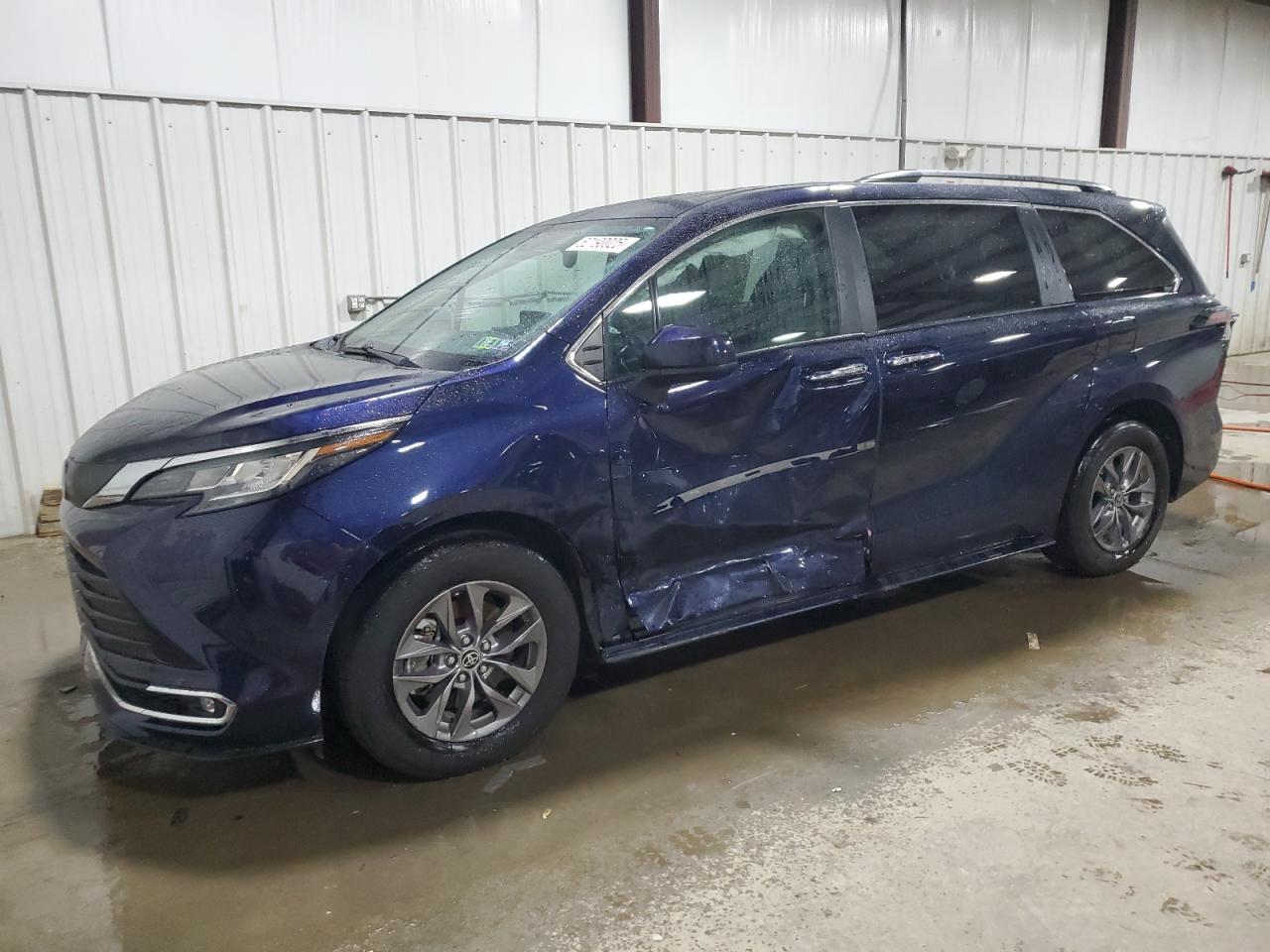 2023 TOYOTA SIENNA XLE