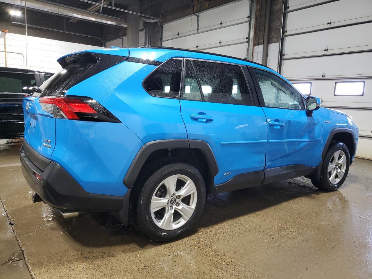 2020 TOYOTA RAV4 XLE - Image 3