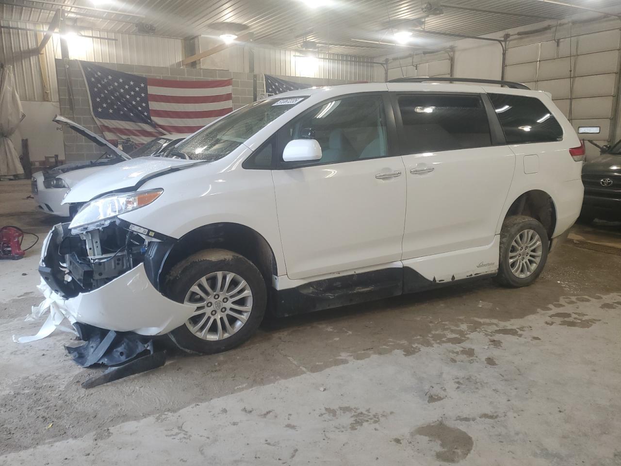 2013 TOYOTA SIENNA XLE