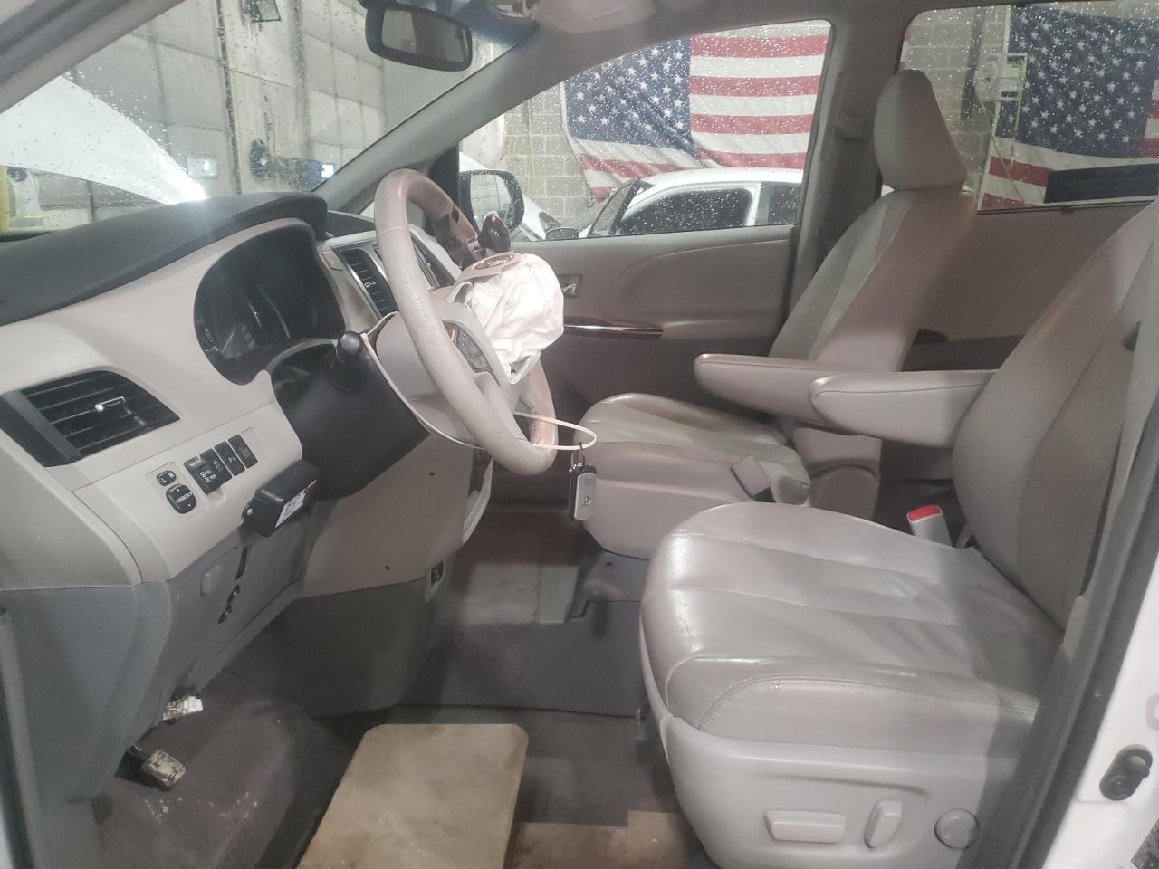 2013 TOYOTA SIENNA XLE - Image 7