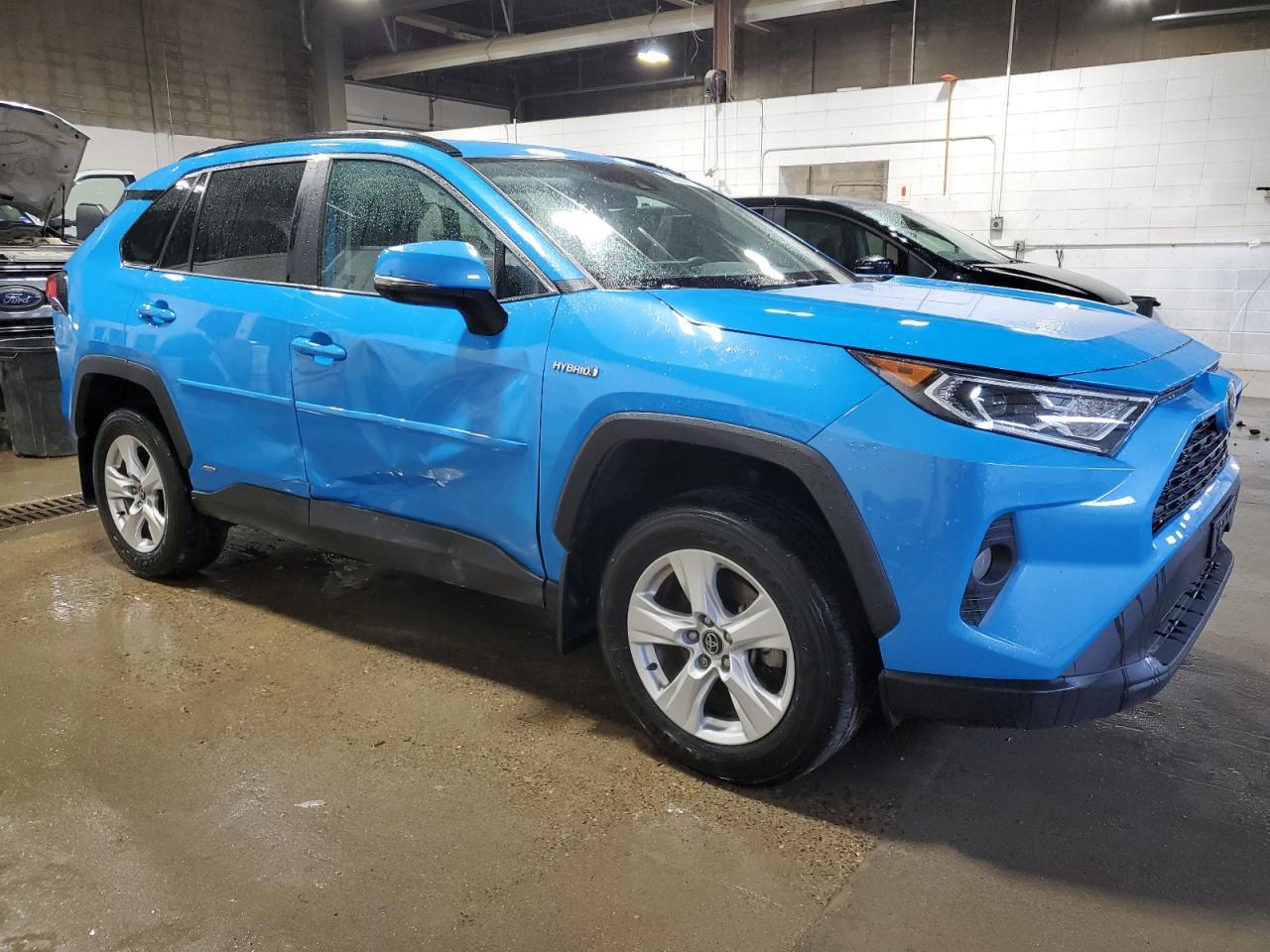 2020 TOYOTA RAV4 XLE - Image 4
