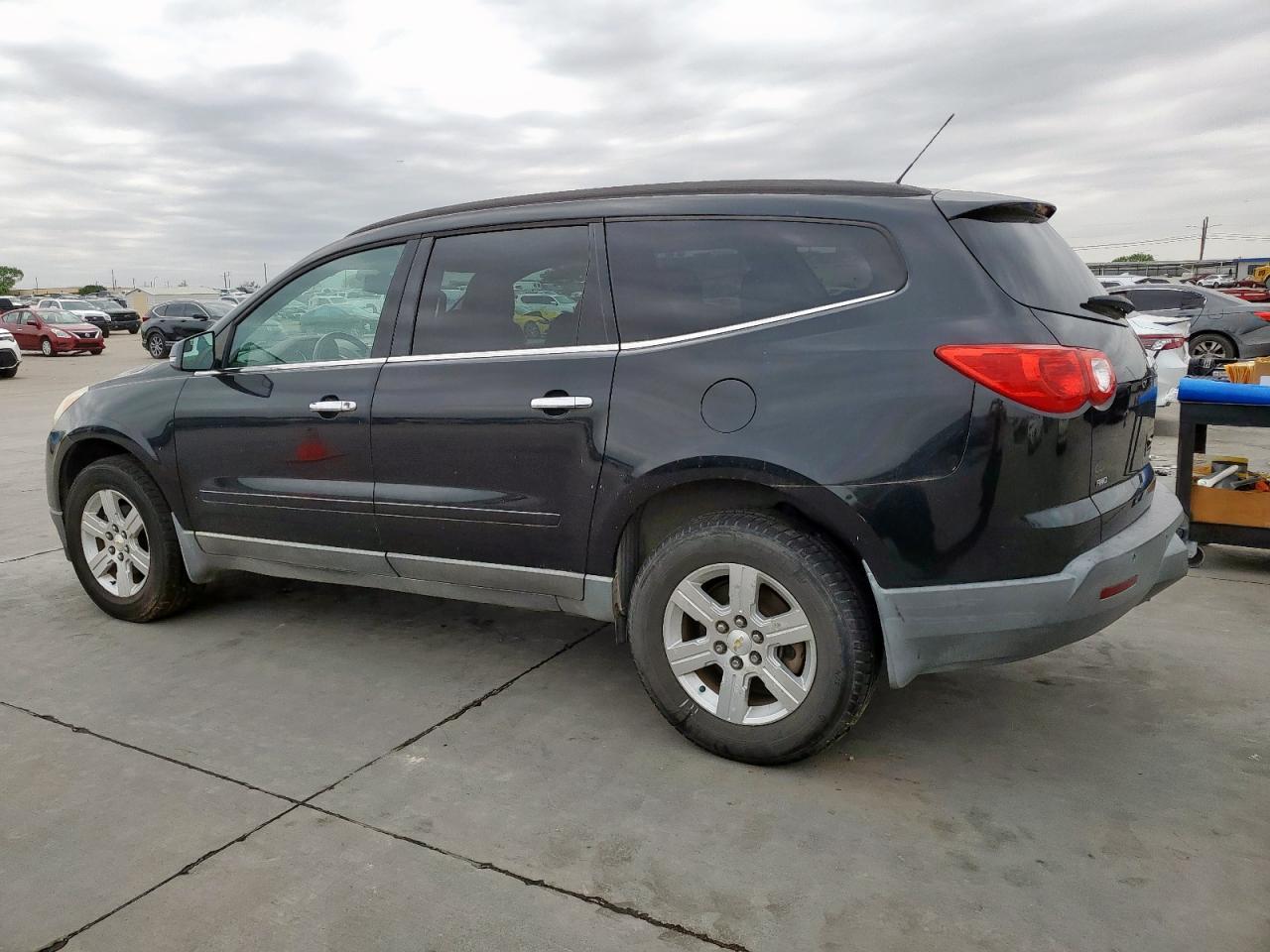 2011 CHEVROLET TRAVERSE L - Image 2