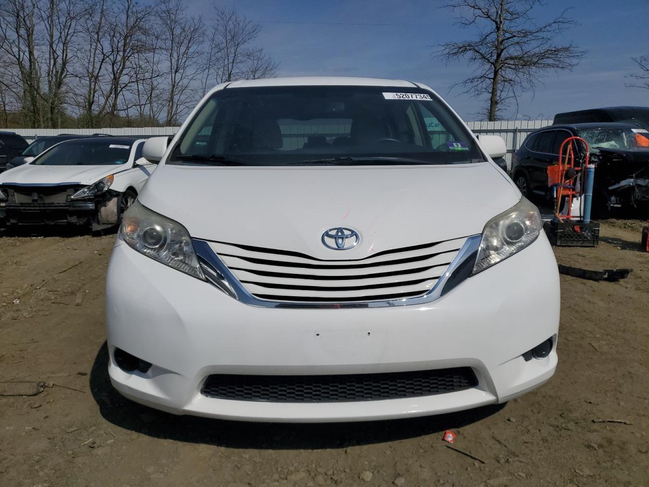 2015 TOYOTA SIENNA LE - Фото 5