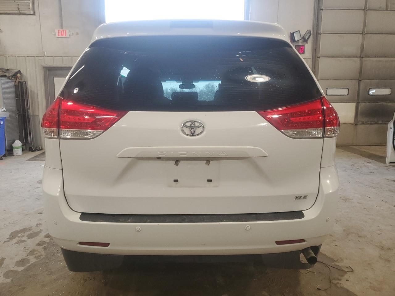 2013 TOYOTA SIENNA XLE - Image 6