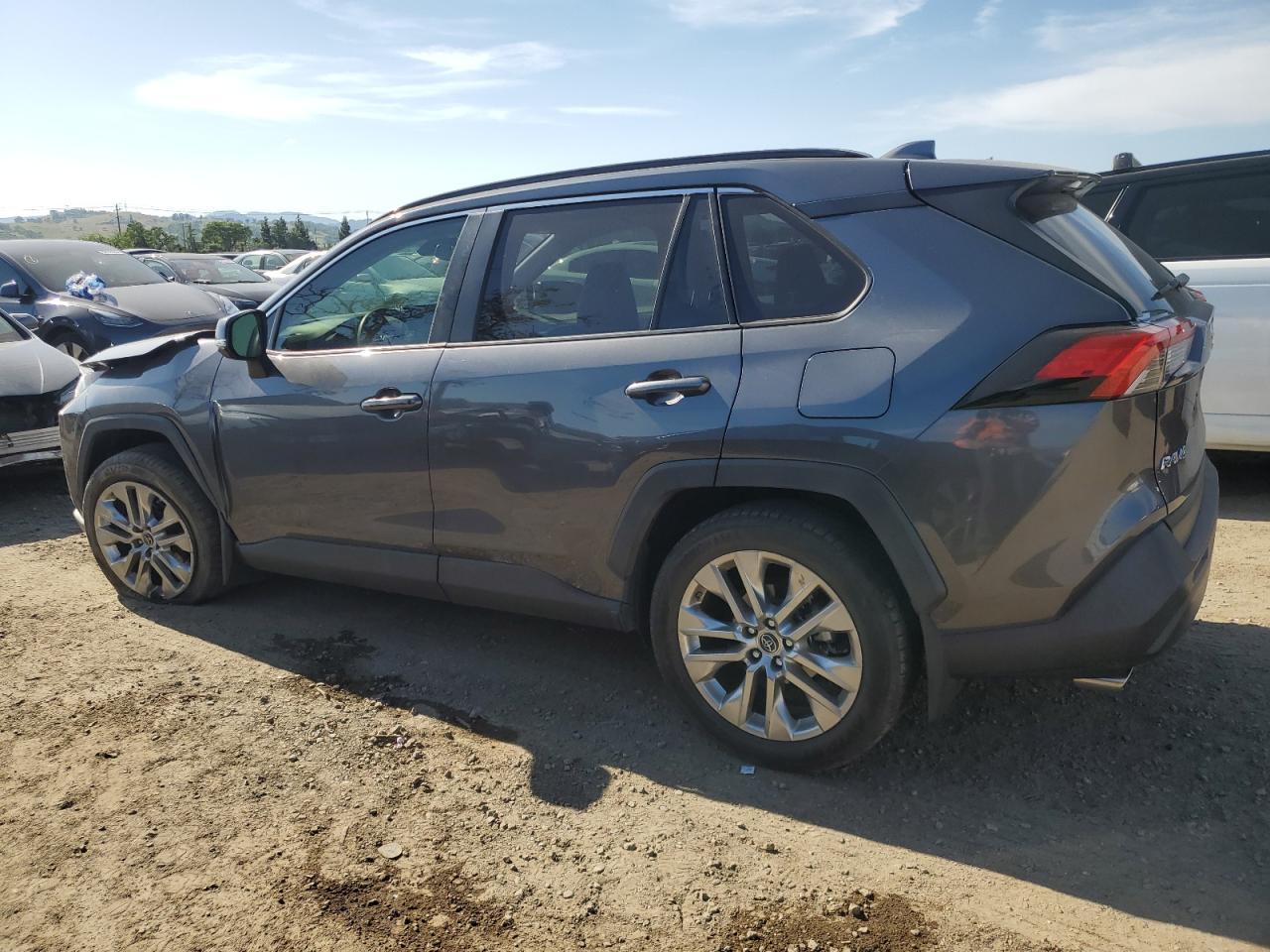 2019 TOYOTA RAV4 XLE P - Фото 2