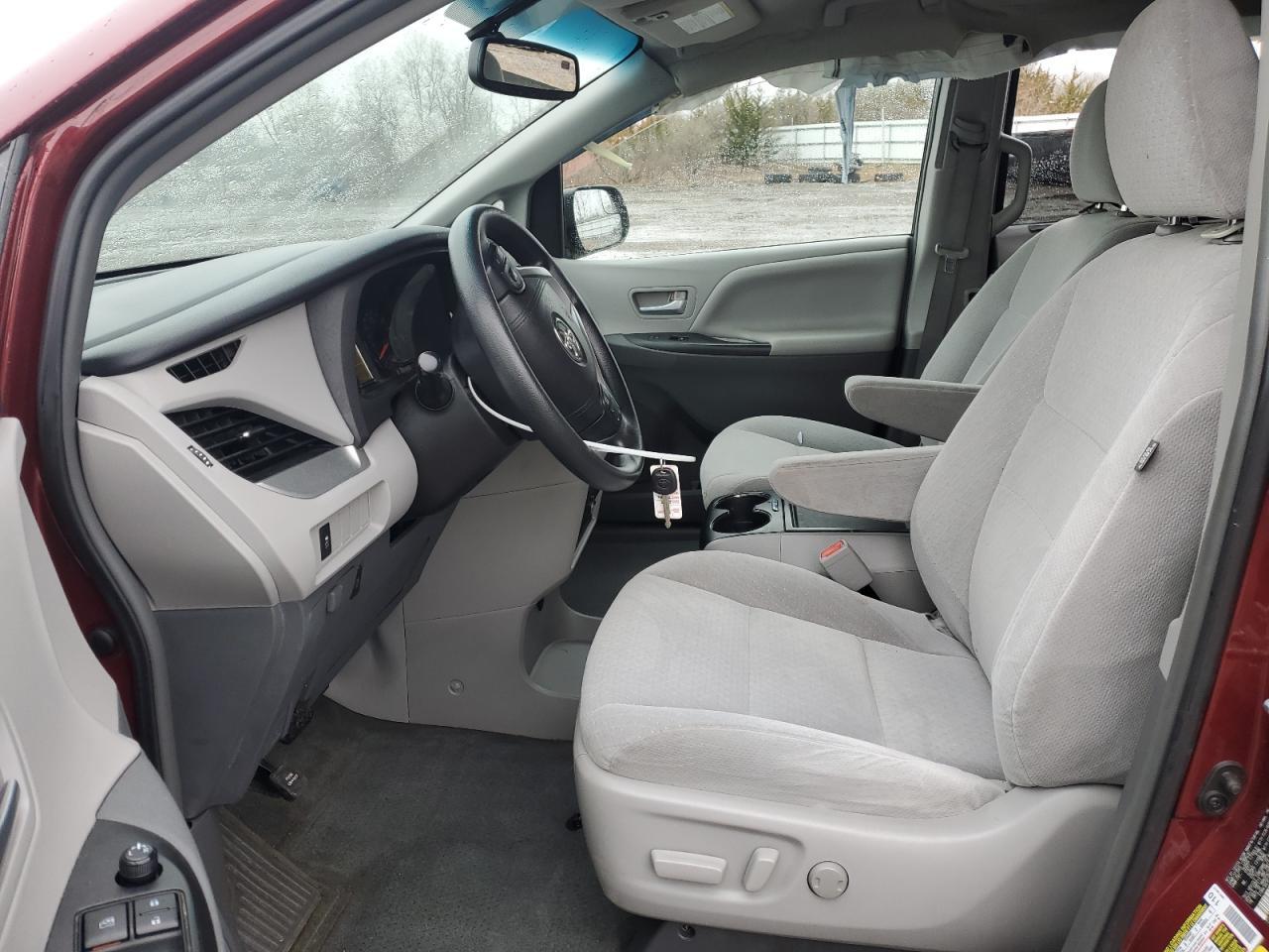 2015 TOYOTA SIENNA LE - Фото 7