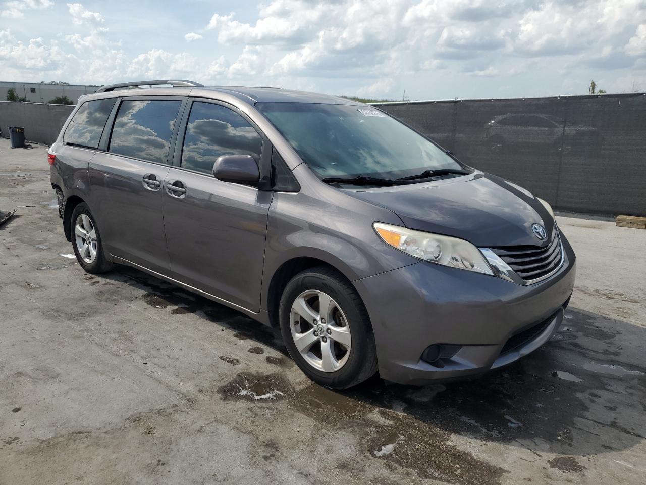 2015 TOYOTA SIENNA LE - Фото 4