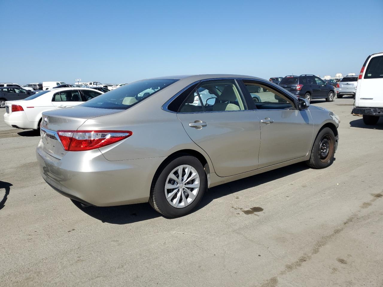 2016 TOYOTA CAMRY LE - Image 3