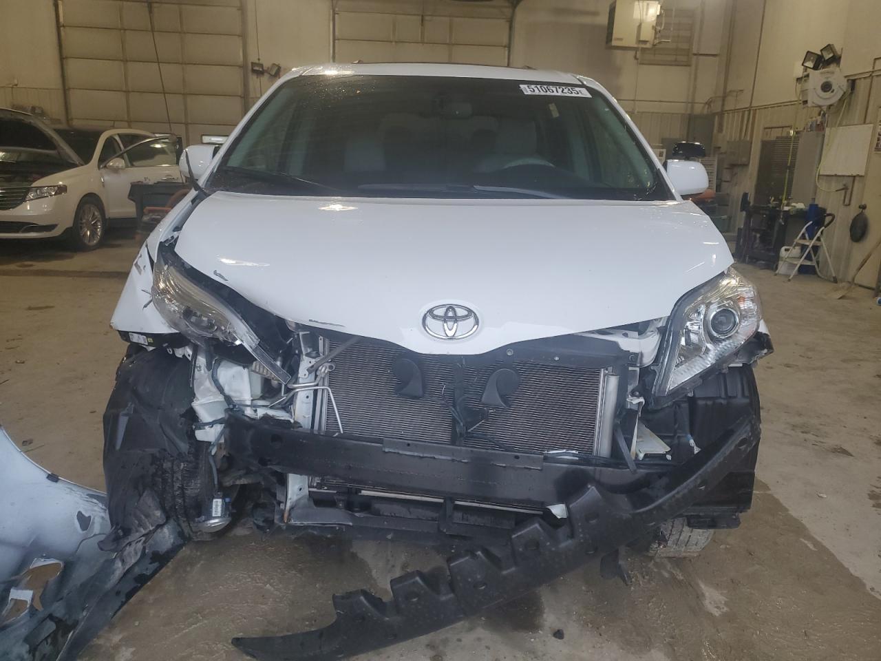 2013 TOYOTA SIENNA XLE - Image 5